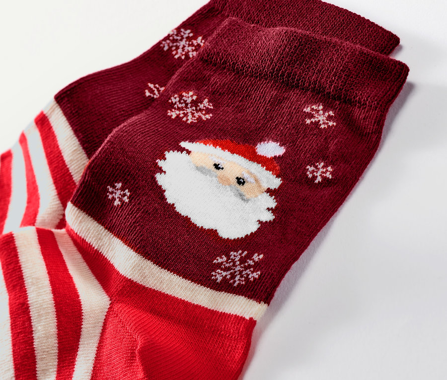 Detail bordó vánočních ponožek s obrázkem Santa Clause a sněhových vloček.