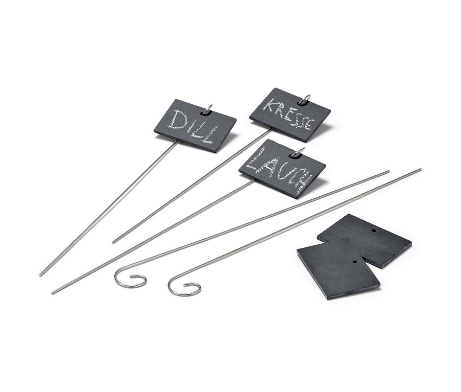 Zobrazení břidlicových označovačů záhonů s nápisy kopr, řeřicha a pažitka.