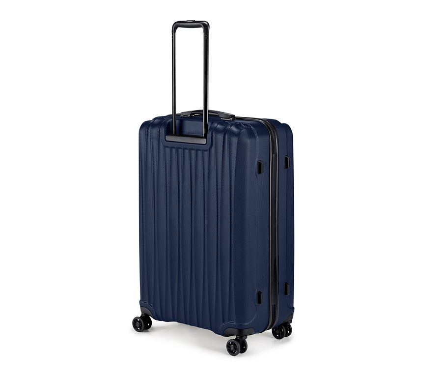 Detailní záběr na velký kufr z tvrdé skořepiny.