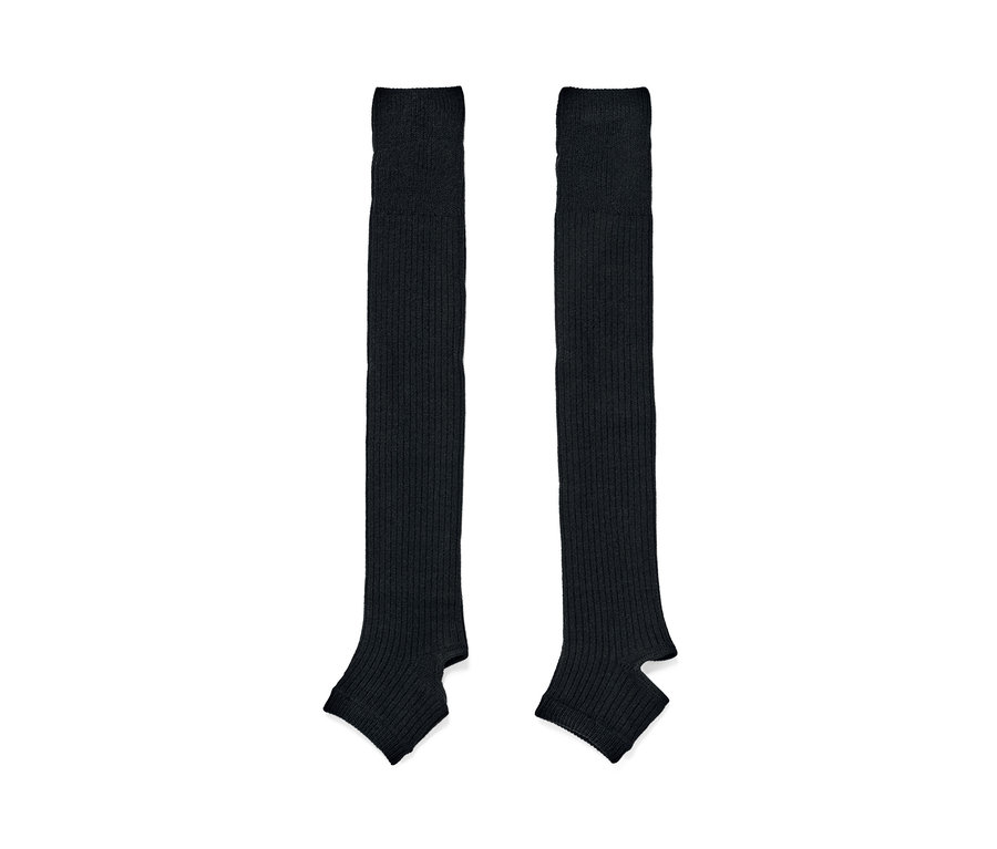 Dva černé návleky na nohy.