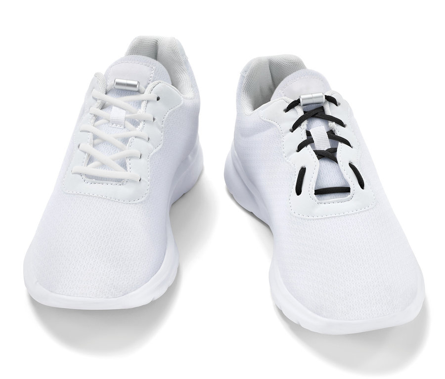 Dvě bílé tenisky s elastickými tkaničkami.