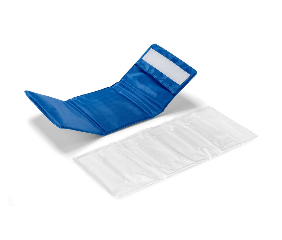 Modrá chladicí manžeta na láhve a chladicí vložka.