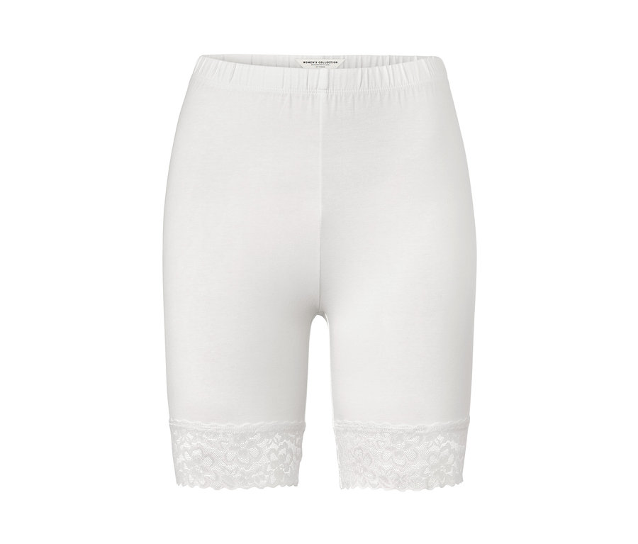 Bílé cyklistické šortky s krajkovým lemem.