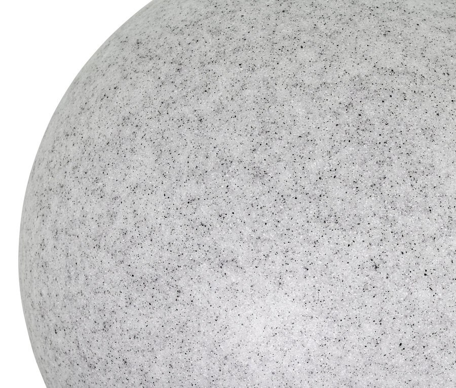 Detailní záběr na světlo ve tvaru koule se střídáním barev, cca 45 cm.