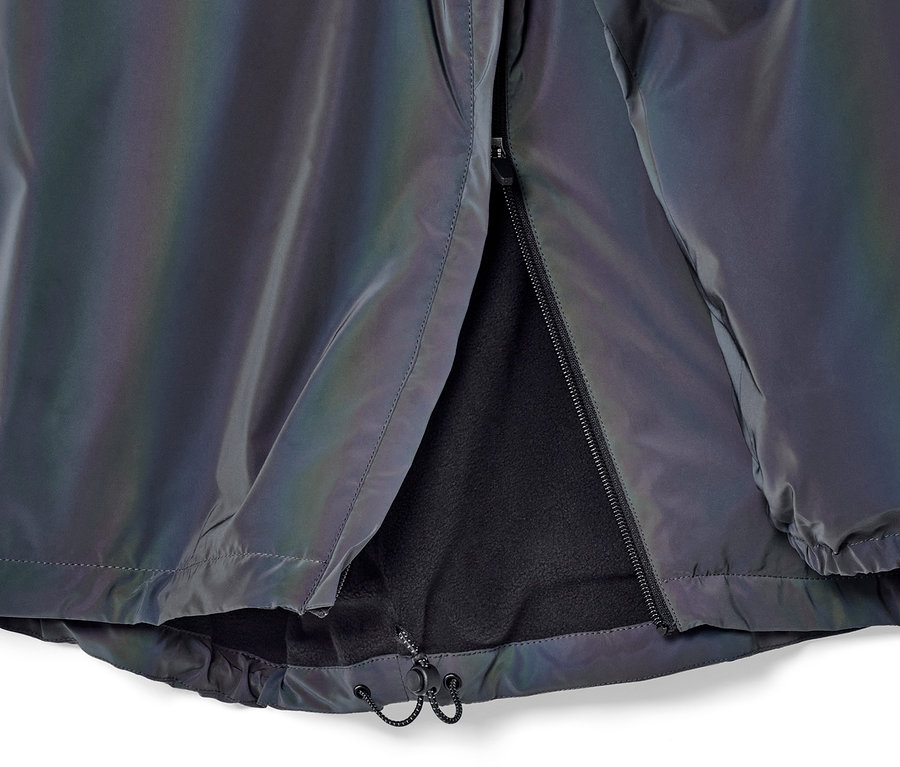 Rozepnutá duhová reflexní větrovka.