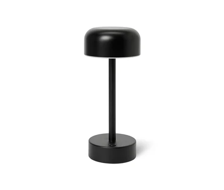 Černá bateriová stolní lampa s LED na bílém pozadí.