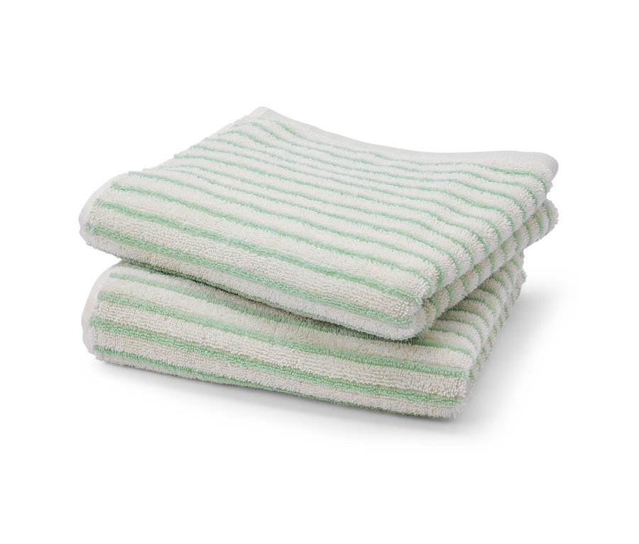 Dva zelené pruhované ručníky na sobě.