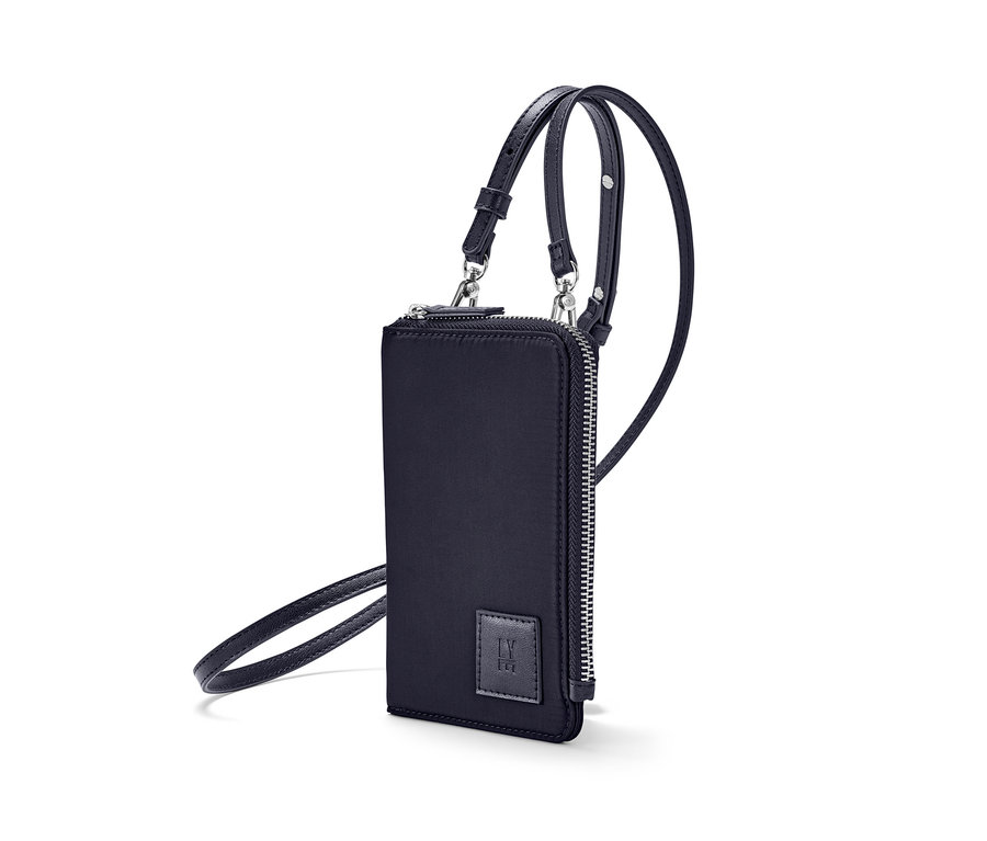 Černá minikabelka s popruhem.