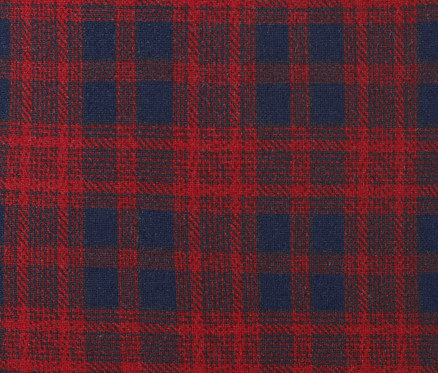 Detailní záběr na kostkovaný vzor hebkých legín v červené a tmavě modré barvě.