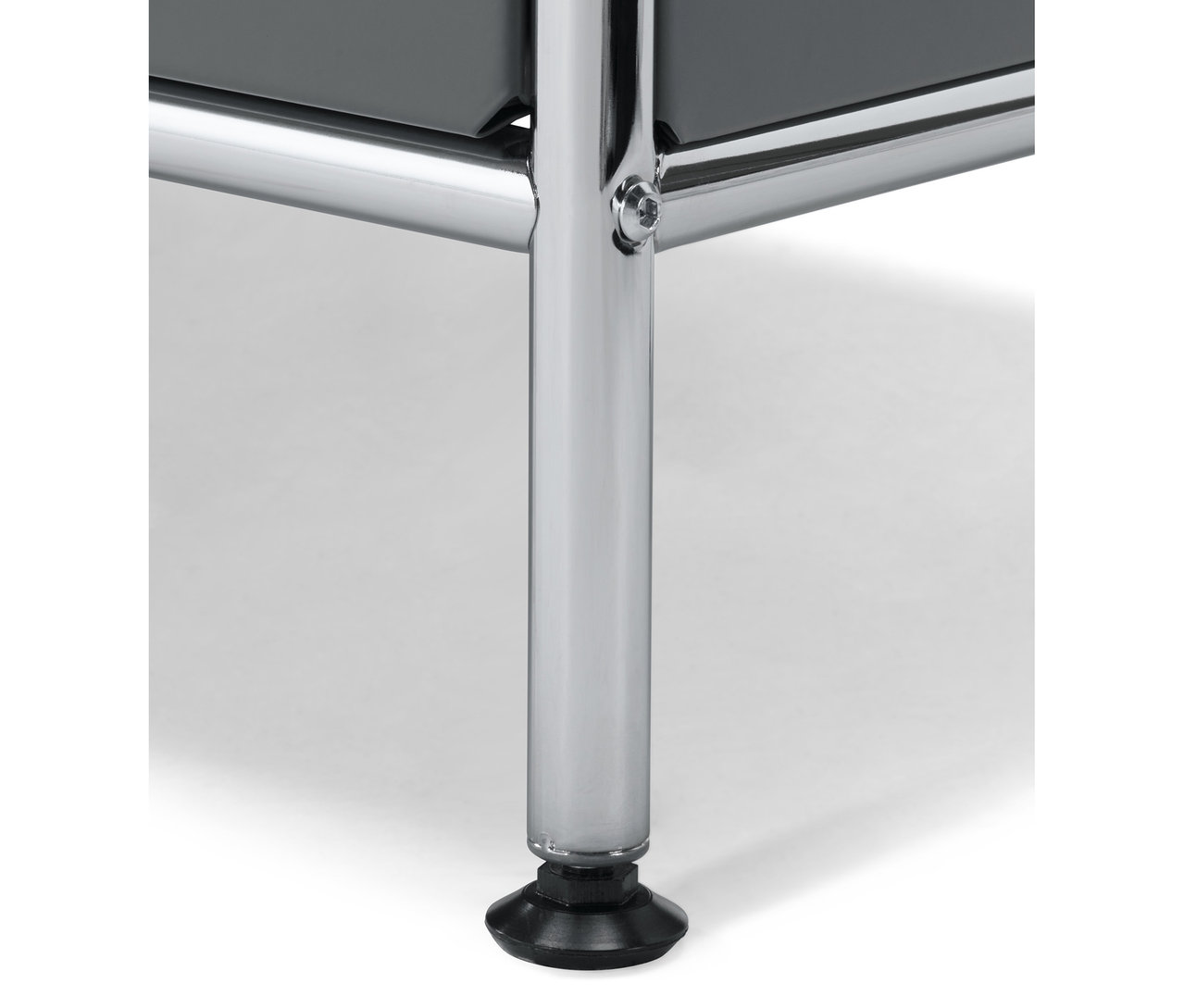 Detail šedé odkládací skříňky CN3 s výklopnými dvířky, chromovanou konstrukcí a černými nožičkami.