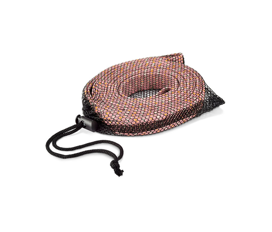 Srolovaná guma na skákání v černé síťované tašce.