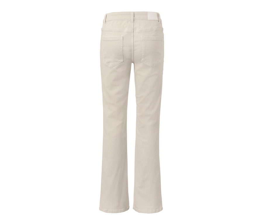 Zadní pohled na krémově bílé džíny bootcut střižené v pase.