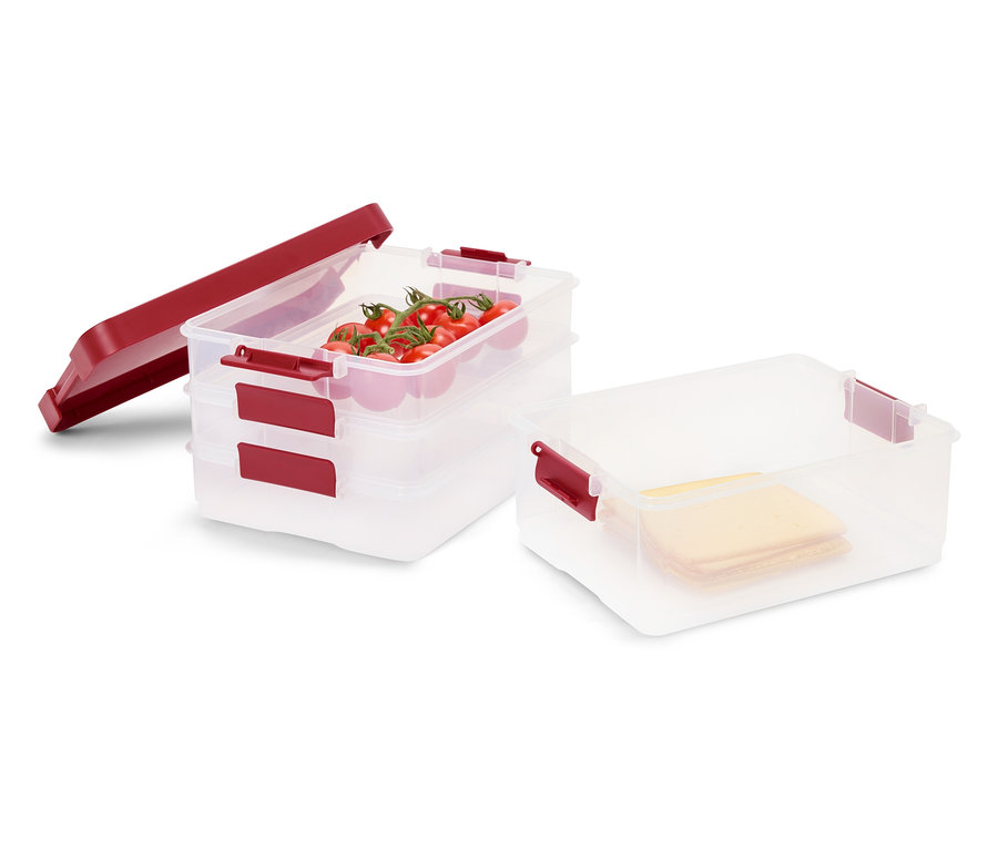 Stohovatelné dózy na potraviny s rajčaty, sýrem a sundaným víkem.