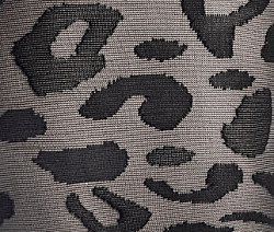 Detailní záběr na jemné punčocháče se vzorem.