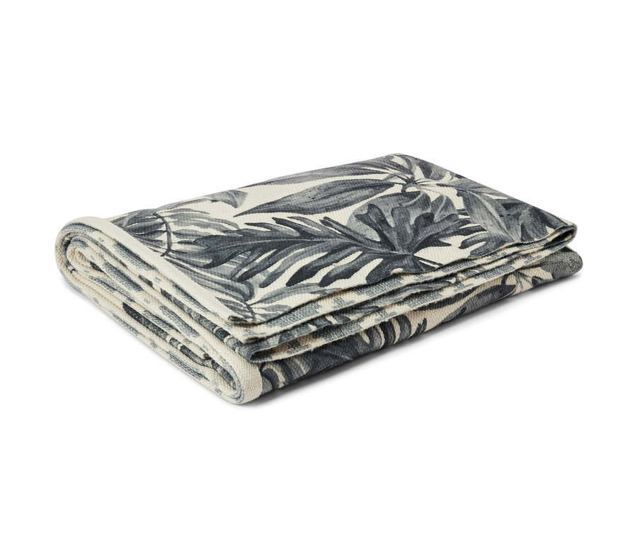 Složený venkovní oboustranný koberec s motivem listů, cca 250 x 180 cm.