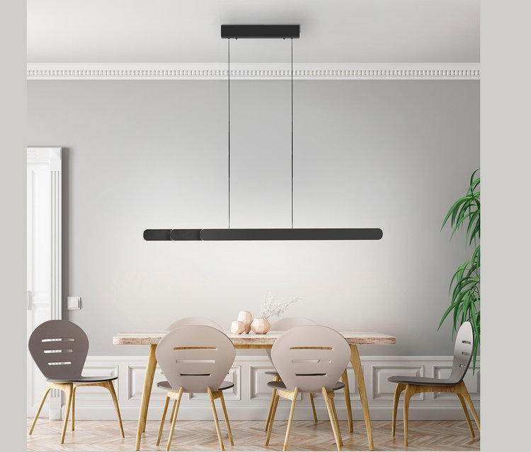 Černá LED závěsná lampa Paul Neuhaus "Adriana Round" nad jídelním stolem se čtyřmi židlemi.