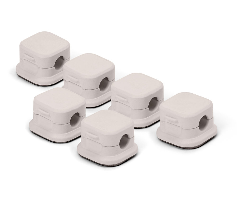 Šest bílých krytek kabelů.