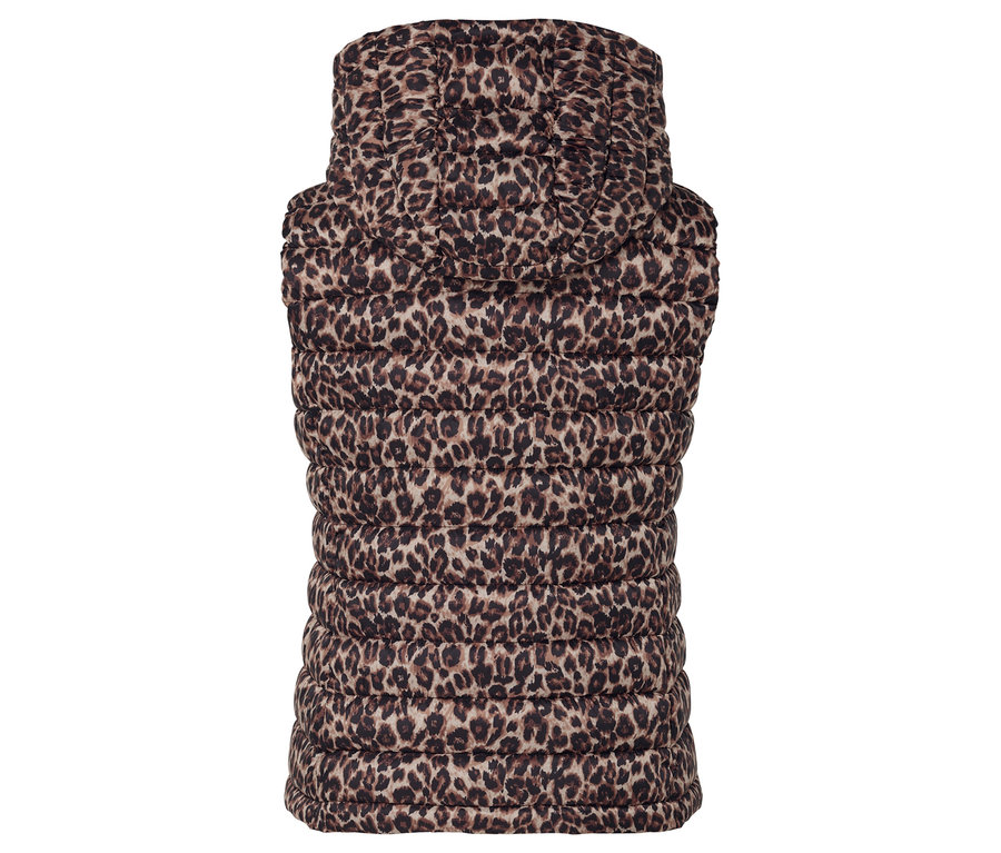 Detail dámské prošívané vesty s leopardím vzorem.