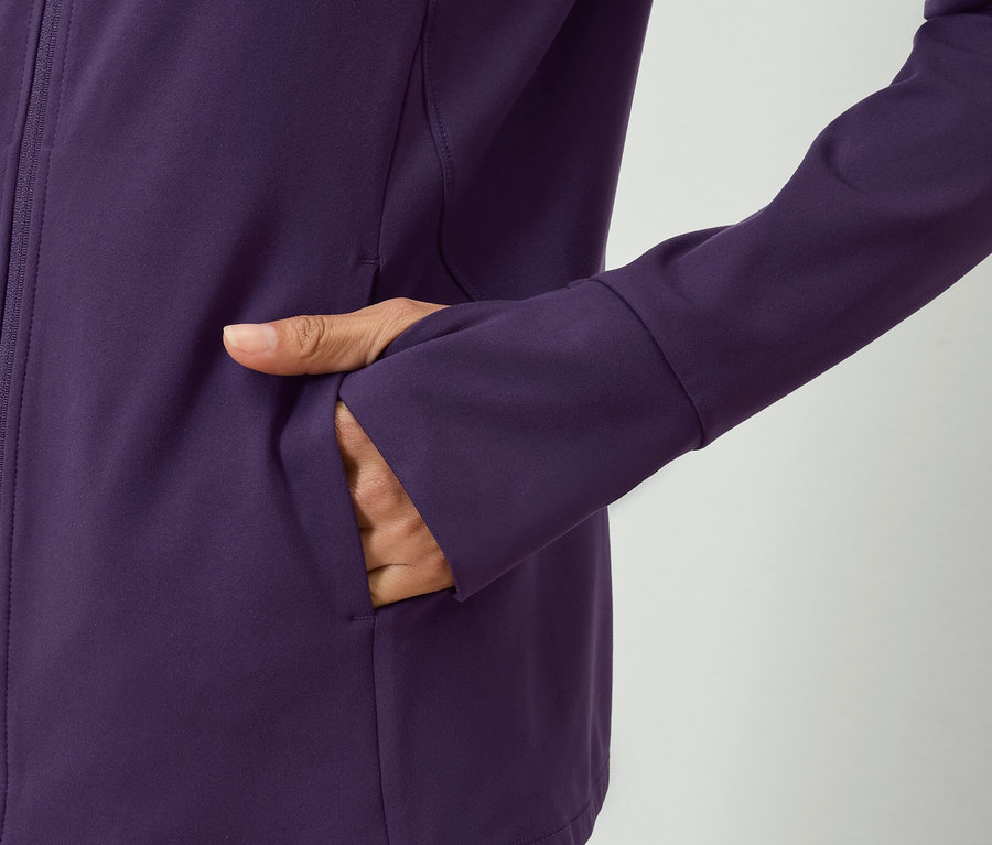 Ruka v kapse fialové bundy.