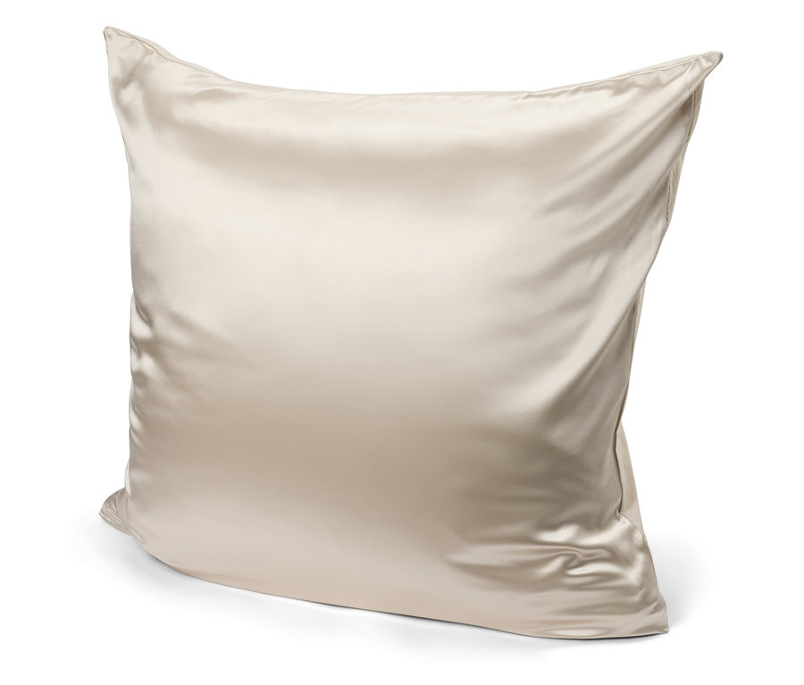 Béžový saténový polštář na bílém pozadí.