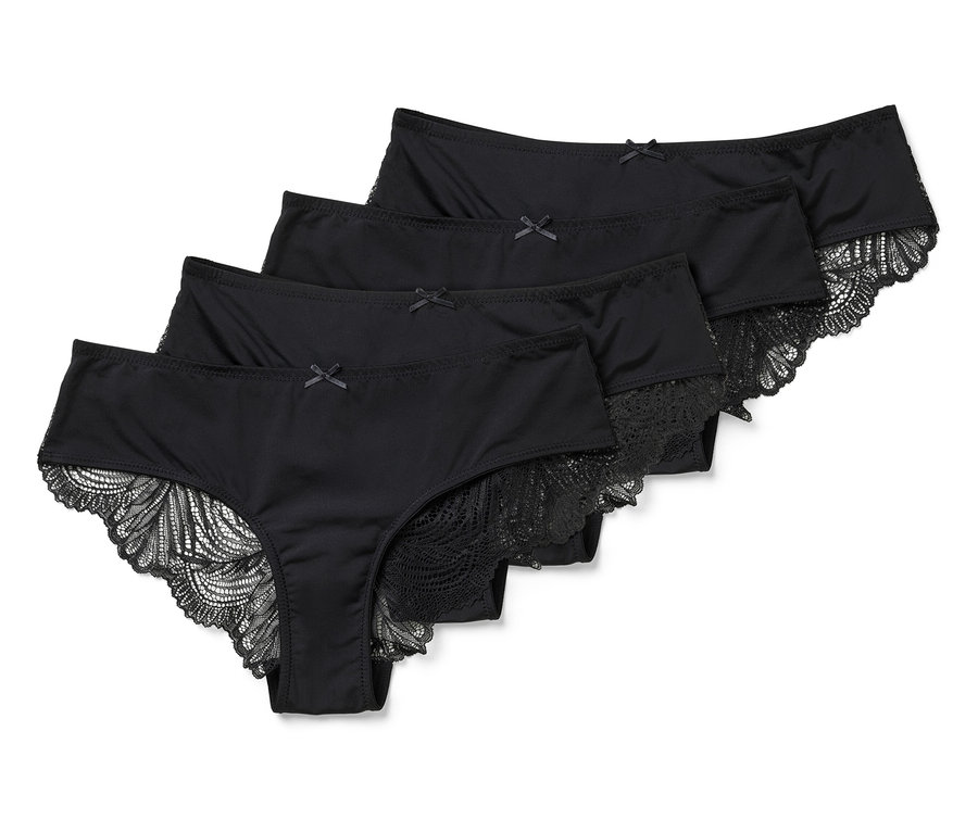 Čtyři černé brazilské kalhotky s krajkou.