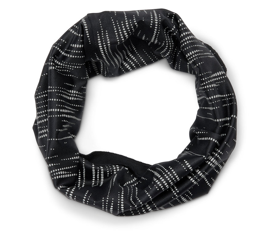 Černá čelenka s bílým tečkovaným vzorem.