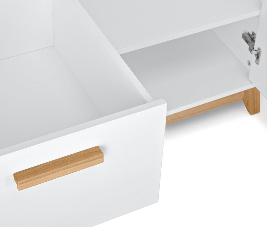 Detail otevřené bílé šatní skříně s dřevěnými prvky.