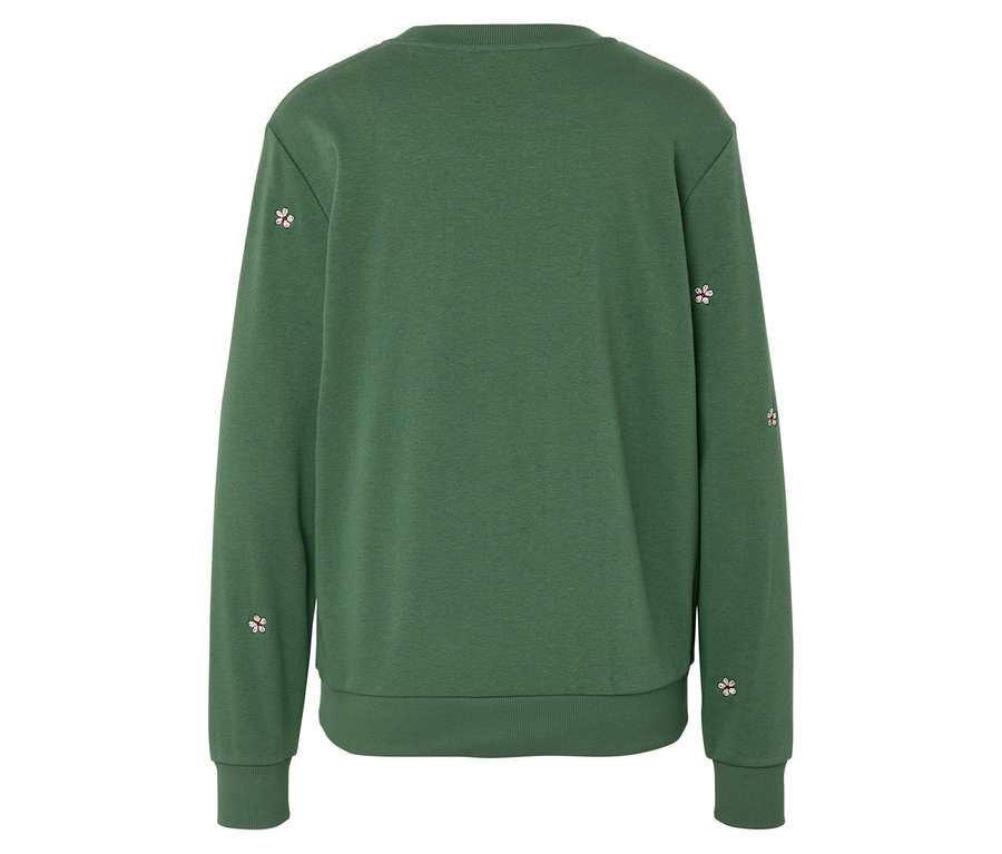 Pohled zezadu na zelenou mikinu s dlouhým rukávem, zdobenou malými růžovými květinovými výšivkami na rukávech a spodním lemu.