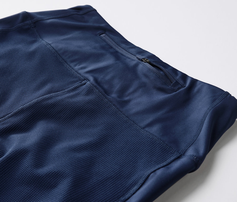 Detailní záběr na 3/4 trekingové legíny s kapsou na zip.