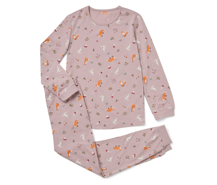 Růžové pyžamo s potiskem lišek, zajíců, hub a listů.
