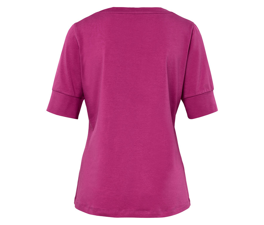 Pohled zezadu na fialové tričko s krátkým rukávem.