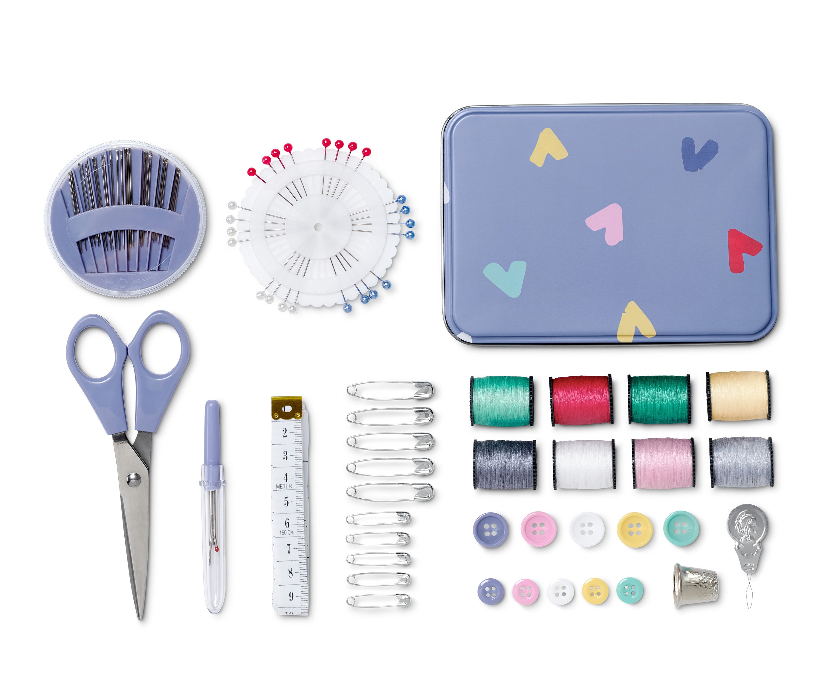 Sada šicích potřeb v plechovém boxu, která obsahuje nůžky, navlékač jehel, špendlíky, jehly, metr, spínací špendlíky, knoflíky, cívky nití a náprstek.