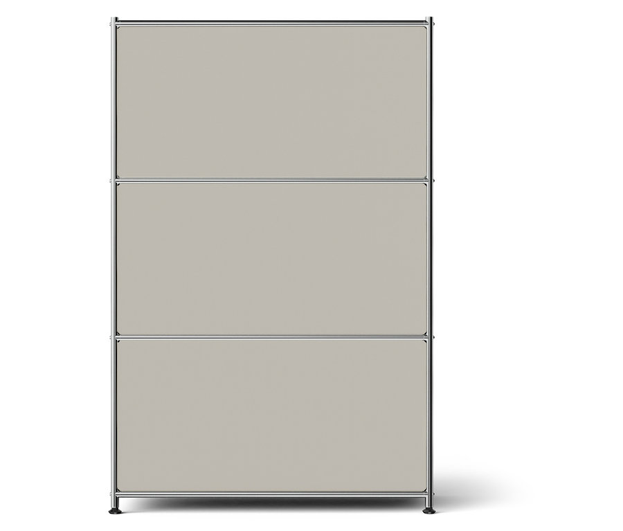 Béžová skříň se třemi policemi a stříbrným rámem.