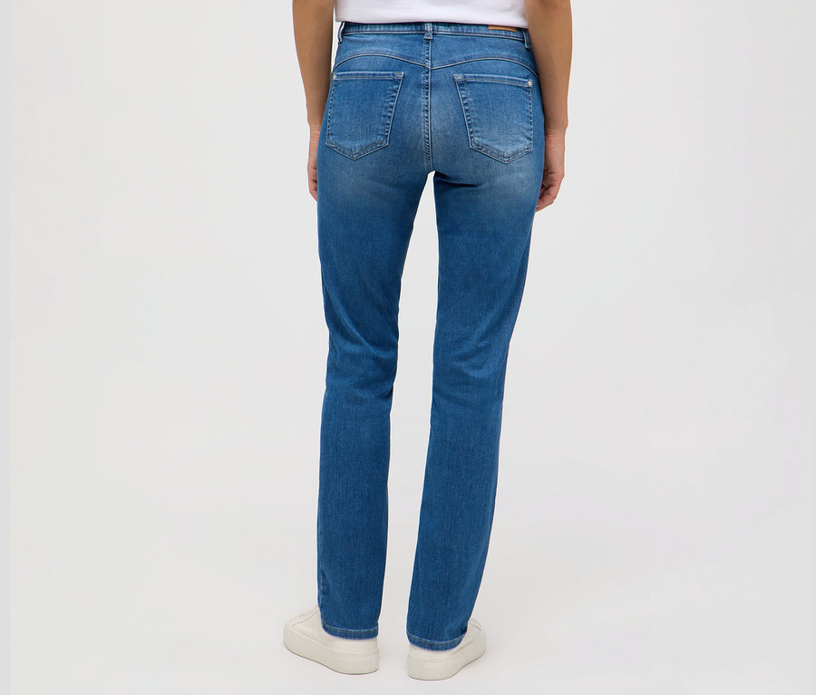 Pohled zezadu na ženu nosící džíny Angels »Cici Push-Up« slim fit a bílé tenisky.
