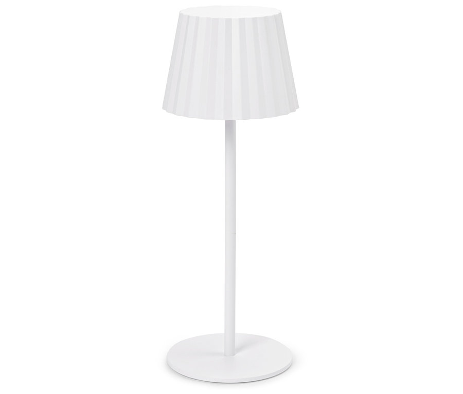 Bílá lampa se skládaným stínidlem stojí na bílém pozadí.