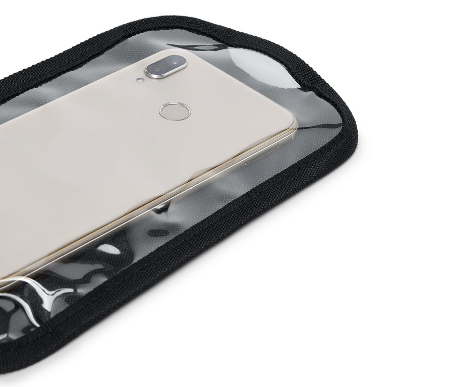 Zlatý smartphone v průhledném pouzdře s černým okrajem.