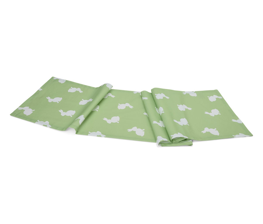 Světle zelený běhoun se vzorem bílých králíků leží složený na bílém pozadí.
