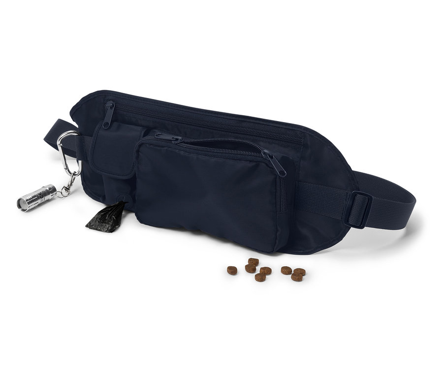 Tmavě modrá ledvinka s několika kapsami, sáčkem na exkrementy, svítilnou a psími granulemi na bílém pozadí.