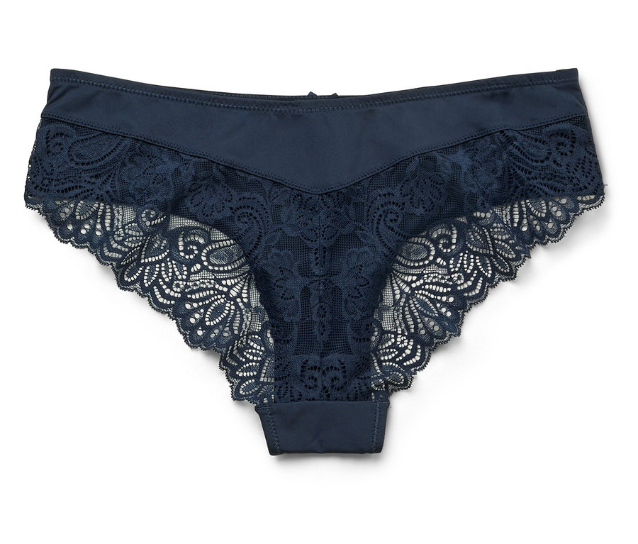 Tmavě modré dámské kalhotky s krajkovým lemem leží na bílém pozadí.