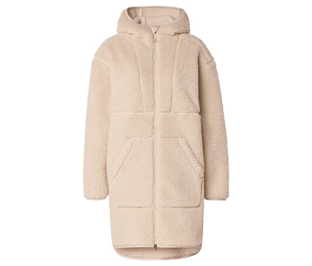 Béžový kabát po kolena s kapucí z teddy materiálu se zipem na bílém pozadí.