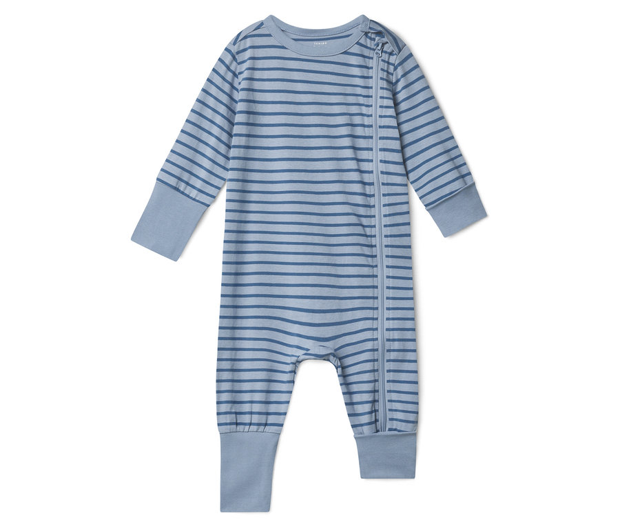 Modré pruhované dětské pyžamo s celopropínacím zipem leží na bílém pozadí.
