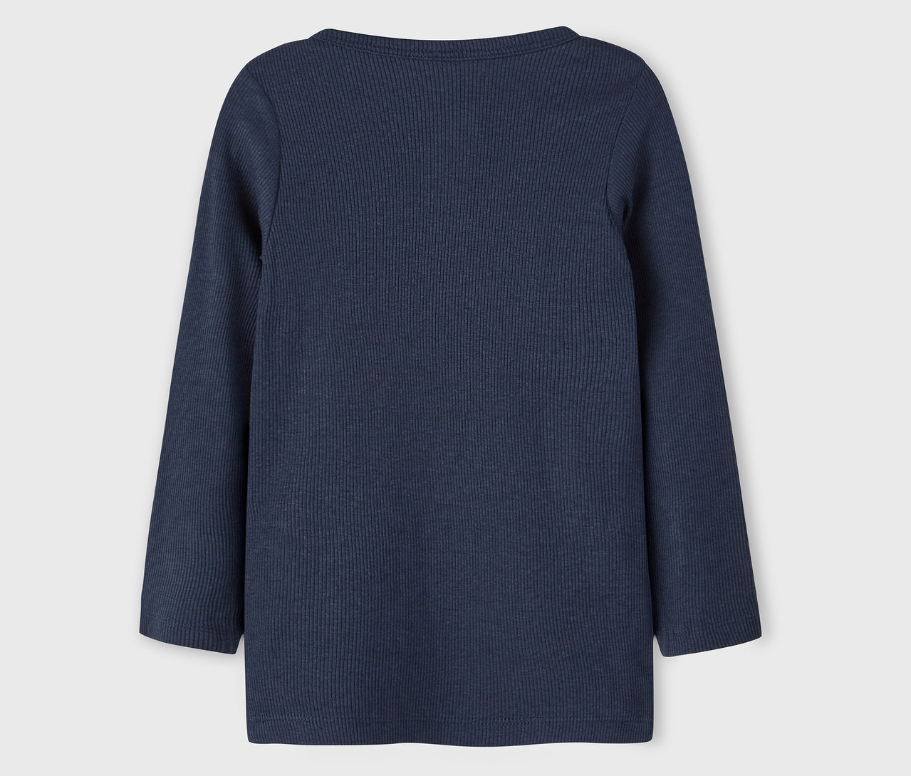 Detailní záběr na zadní stranu tmavě modrého žebrovaného trička s dlouhým rukávem NAME IT.