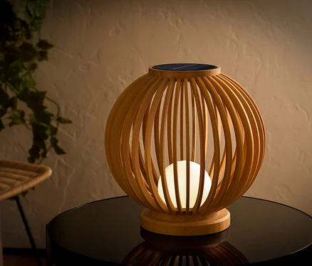 Dekorativní solární lampa ze dřeva na stole.