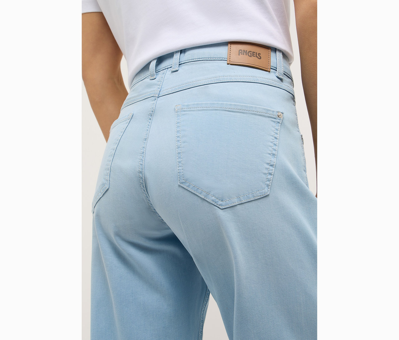 Detailní záběr na zadní pohled na ženu v světle modrých džínách Angels »Liz Modern« Wide Leg.