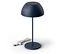 Na bílém pozadí stojí tmavě modrá lampa s USB kabelem.