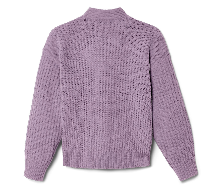 Detailní fotografie fialového pleteného svetru s rolákem.