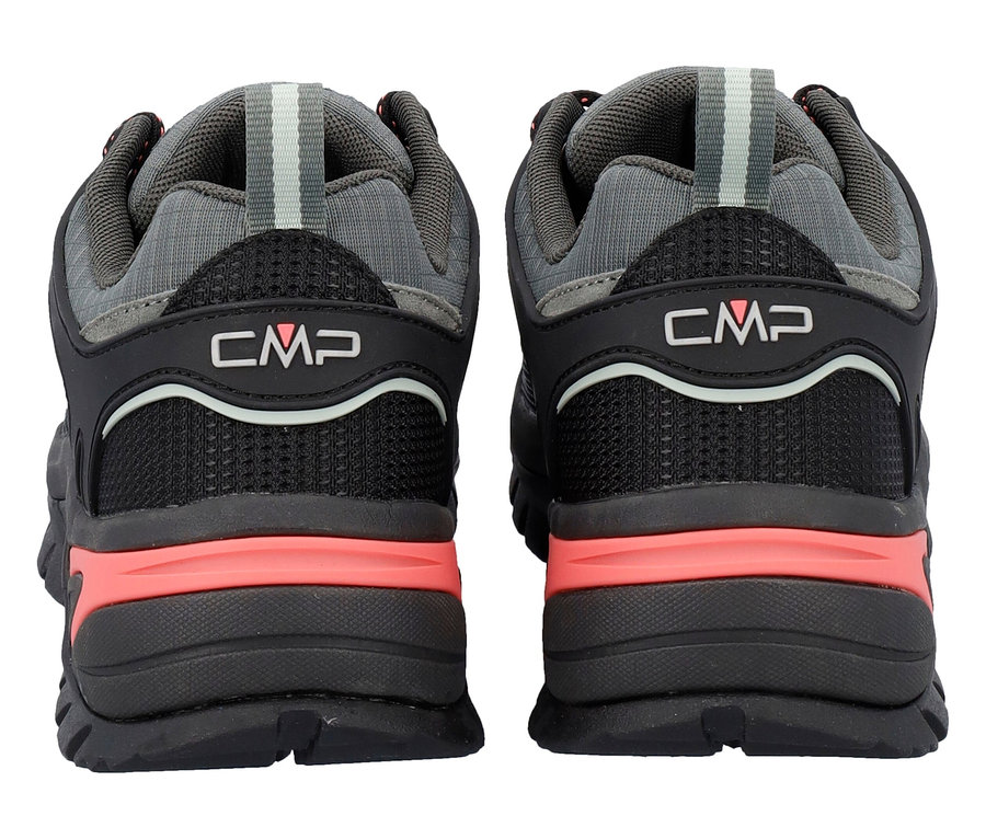 Pohled zezadu na dvě šedo-černé trekové boty CMP s korálovými akcenty.