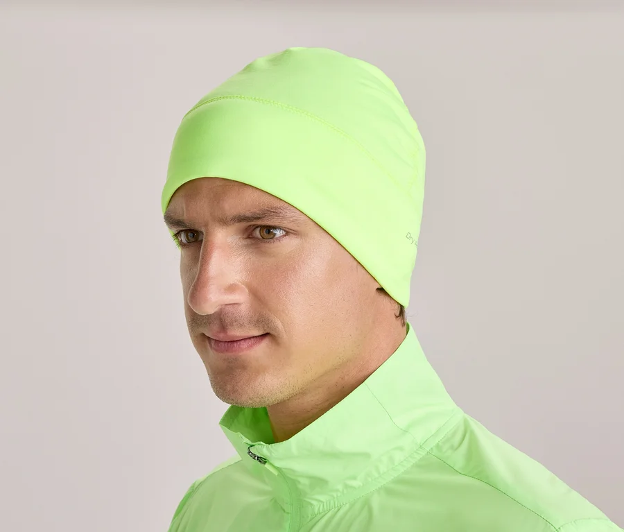 Muž v neonově zelené čepici a odpovídající bundě.