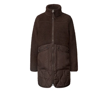 Tmavě hnědý plyšový kabát Street One s vysokým límcem, celopropínacím zipem a dvěma kapsami s klopami. Horní část je z plyšového materiálu, zatímco spodní přední část je prošívaná.
