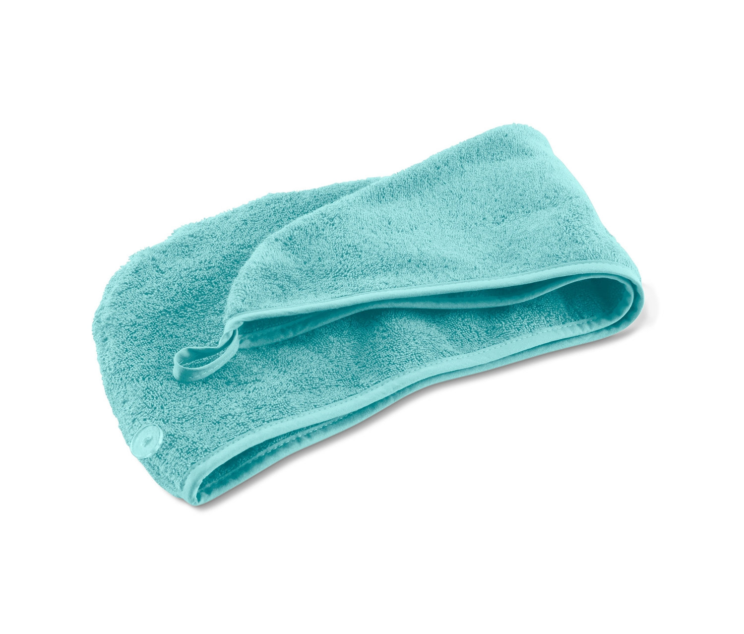 Světle tyrkysový ručníkový turban s knoflíkem na zapínání na bílém pozadí.